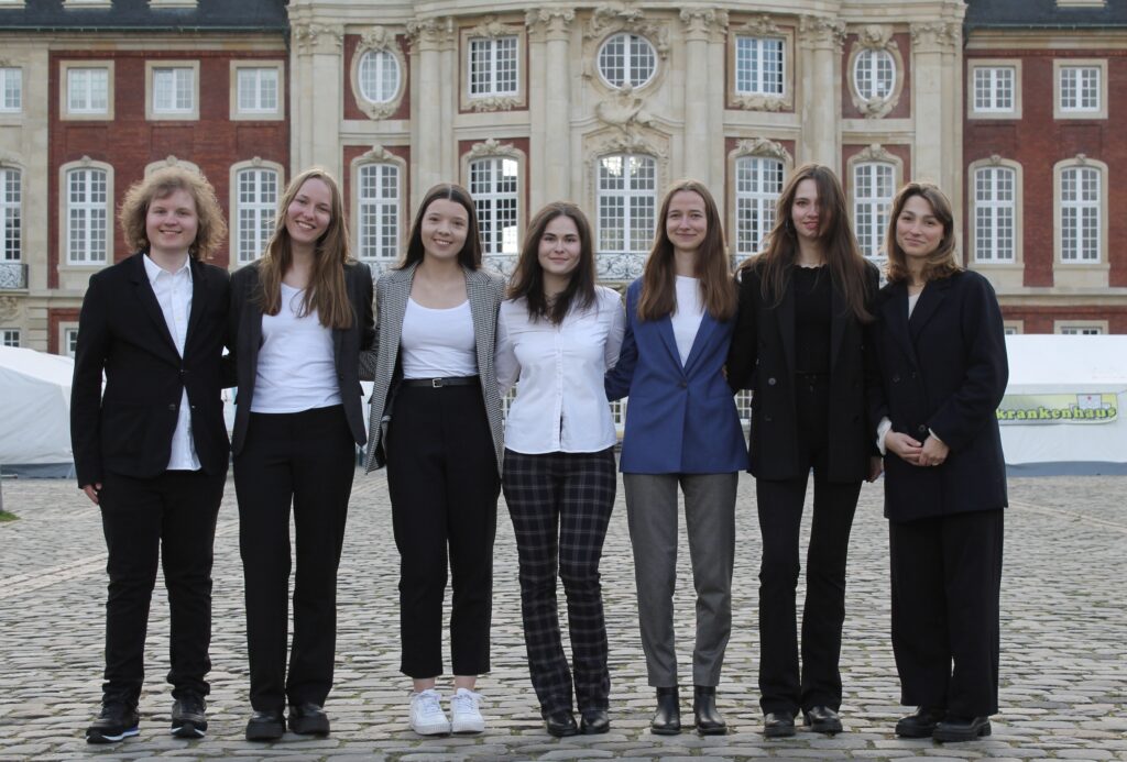 Das Design-Team vor dem Schloss Münster